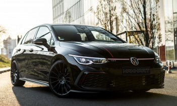 Хотя мы привыкли к тому, что творения Manhart украшены золотыми полосами, тюнер добавил немного тонкого красного цвета по бокам, совпадая с фирменными передними полосами стандартного GTI.