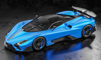 Для варианта Striker SSC добавила некоторые агрессивные компоненты аэродинамики, включая фиксированное крыло, активное заднее крыло, вертикальный стабилизатор и задний диффузор. Эти усовершенствования увеличивают прижимную силу примерно до 500 кг на 