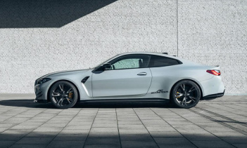 Внутри AC есть ряд доступных обновлений, включая алюминиевые подрулевые переключатели, наладки на педали, подставку для ног и ключницу.