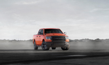 «В бренде Jeep мы гордимся своим военным наследием, уходящим корнями в 1941 год, и специальные выпуски Freedom - это дань уважения всем, кто служил и продолжает служить», - сказал Джим Моррисон, вице-президент Jeep Brand в Северной Америке. «В этот Д