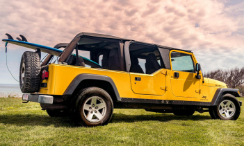 Мощность передается на все четыре колеса через четырехступенчатую автоматическую коробку передач. Этот скромный лимузин Jeep включает такие роскошные элементы, как оригинальные 16-дюймовые колеса, противотуманные фары, окна и замки с ручным управлени