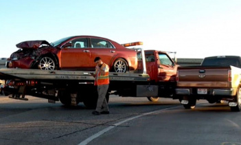 Согласно сообщению полицейского управления Вест-Вэлли в Twitter, девочки забрали ключи от машины - Chevrolet Malibu седьмого поколения - пока их родители еще спали. Затем они отправились к месту назначения, но проехали всего 15 км, прежде чем выехали