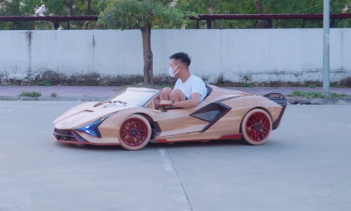 Также были установлены небольшие резиновые покрышки, еще один пример исключительной преданности делу этого отца. Талантливый художник создал из дерева и другие автомобили, например, красивый BMW 328 Hommage.