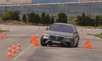 Хотя седан выглядит немного неуклюжим гигантом и продемонстрировал изрядный крен кузова в начальном тесте на 77 км/ч, команда была весьма впечатлена естественной и предсказуемой реакцией автомобиля. Поскольку водитель еще не привык к машине, на этом 