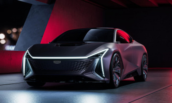 Боковая часть отличается более геометрическими формами и отсутствием очевидных дверных ручек, а задняя часть отличается более ярким освещением, охватывающим всю ширину автомобиля.