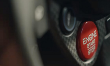 Ferrari - не та автомобильная компания, которая изо всех сил пытается вызвать ажиотаж своими новыми предложениями. И все же итальянский поставщик экзотического стрит-метала только что выпустил видео ниже. В нем пилот FDA Esports и чемпион мира Pro Se