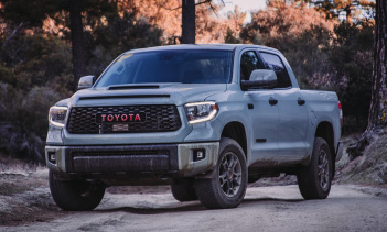 Дилер Toyota сказал, что новая Tundra третьего поколения - это его самый захватывающий новый автомобиль за последние годы, и японский автопроизводитель еще больше подогрел наши аппетиты к его показу, представив нам долгожданный тизер. Затем мы узнали