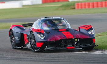 Что бы ни планировал Aston Martin для этой новой Valkyrie, эта машина не будет законной для дорог общего пользования, а производство будет очень ограниченным. Если нам нужно было догадаться, это, вероятно, последняя версия Valkyrie AMR Pro, поскольку