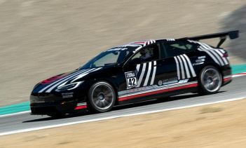 Unplugged Performance Plaid использует стандартную трансмиссию от Model S, что означает 1020 л.с. и время разгона до 100 км/ч где-то около 2 секунд, хотя это с подготовленной поверхностью и выкаткой. Все функции роскоши и комфорта удалены из-за веса,