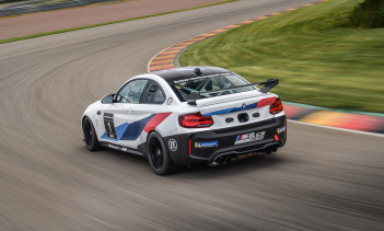 Дорожный автомобиль, для сравнения, также имеет мощность 444 л.с. и 550 Нм. Мощность двигателя можно регулировать с помощью USB-накопителя с программой уровня производительности, установленной для каждой гонки. BMW дополнительно оснастил автомобиль у