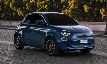 Он также может проехать 319 км/ч по циклу WLTP, что неплохо для крошечной машины, которая, вероятно, будет проводить много времени в городах, где легко найти зарядные станции. Электродвигатель GKN развивает мощность 117 лошадиных сил и весит около 62