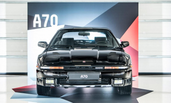 Toyota полностью понимает это и признала, что некоторые владельцы, особенно те, кто водит и обслуживает спортивные автомобили, хотят, чтобы запчасти были заменены OEM, вместо того, чтобы ехать на разборку или к поставщикам послепродажного обслуживани