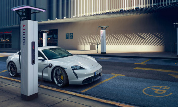 После установки быстрых зарядных устройств водители Porsche Taycan могут зарезервировать временной интервал с помощью своих смартфонов, чтобы не стоять в очереди.