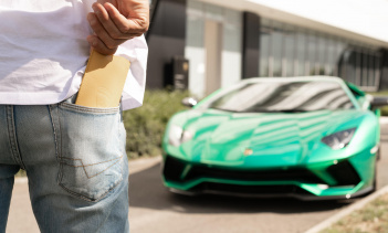 Затем с 2010 года автопроизводитель установил фотоэлектрическую систему площадью 14 600 квадратных метров мощностью 2,2 мегаватта. Это позволило сократить выбросы CO2 на 2000 тонн в год и произвести достаточно энергии для питания 530 квартир площадью