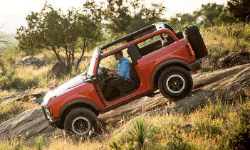 В беседе с Automotive News главный дизайнер Bronco Пол Рэйт сообщил, что после того, как члены команды дизайнеров поговорили с этой молодой женщиной, загорелась лампочка.