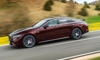 Уникальным для рынка США является наличие пятиместного варианта, который заменяет два отдельных задних сиденья многоместным сиденьем для троих. В обоих регионах Mercedes расширил возможности индивидуальной настройки, добавив больше вариантов колес, ц