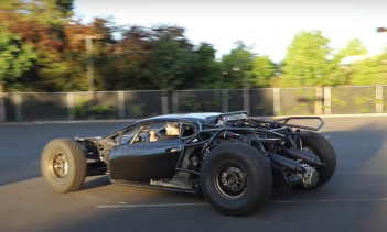 Внешне эта штука выглядит как футуристический гонщик Baja или, может быть, машина из «Безумного Макса», хотя лобовое стекло все еще отсутствует.