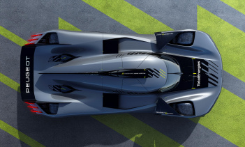 В задней части 9X8 используется 2,6-литровый двухцилиндровый двигатель V6 с углом поворота 90 градусов, который выдает 680 лошадиных сил. Мощность двигателя уходит через семиступенчатую секвентальную коробку передач. Спереди установлен электродвигате