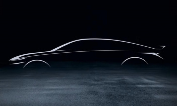 Мы также можем услышать рев Elantra N в коротком видео-тизере, и он звучит столь же агрессивно, как мы надеялись. Hyundai еще не обнародовал никаких официальных технических подробностей, но мы, скорее всего, слушаем тот же 2,0-литровый рядный четырех