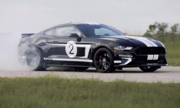 По сути, это переработка Hennessey Heritage Edition 2018 года, но с черно-белой ливреей, как у Ford GT. По большому счету, он обладает большей мощностью, чем этот гоночный автомобиль. Hennessey добавляет нагнетатель 3.0 с промежуточным охладителем во