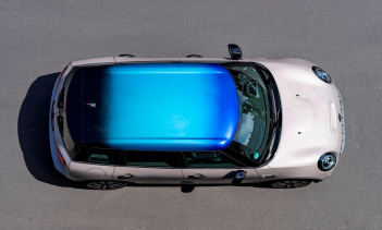 Эта функция была впервые добавлена в Cooper SE и теперь доступна в качестве дополнительной опции для трех- и пятидверных вариантов Hardtop и Clubman. Цвета, которые вы видите, - это темно-синий San Marino (цвет, который очень популярен на моделях BMW