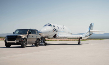 «Land Rover был на нашей стороне и был частью нашей повседневной жизни в Virgin Galactic с 2014 года. Совершенно естественно, что эти мощные, роскошные и культовые автомобили сыграли центральную роль в сегодняшних исторических событиях», - сказал Сти