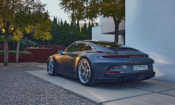 Если вы думаете, что хардкорный Porsche 911 GT3 выглядит слишком агрессивно для повседневного использования, новый Touring Package - идеальное решение, поскольку он смягчает стиль спортивного автомобиля, ориентированного на трек. Исчезло гигантское к