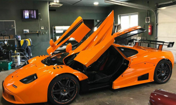 Эта копия неплохая и даже имеет центральное место для сидения, как и оригинал, но на самом деле она основана на Porsche Boxster 986-го поколения, а это означает, что это спорткар с задним приводом со средним расположением двигателя, который должен уп