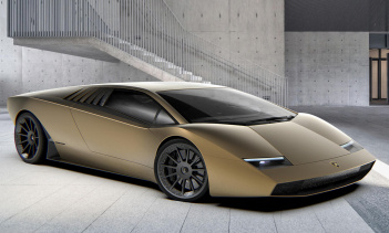 Про более сглаженный дизайн Countach, вы можете подумать, что его драматичность уменьшилась, но острые края остаются там, где они важны, а массивный диффузор с уникальной выхлопной системой с несколькими выходами уравновешивает чистый стиль со сложны