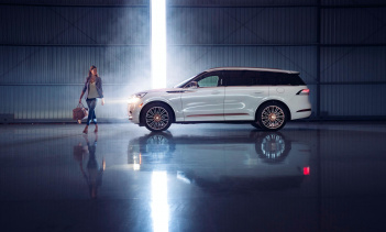 «После нашей первой встречи с командой Lincoln стало ясно, что мы разделяем ту же страсть к хорошо продуманным, красиво изготовленным продуктам. Дизайнеры обоих брендов объединились, чтобы создать ультра-роскошный автомобиль, который по-прежнему вопл