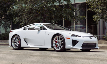 Некоторые дополнительные функции включают аудиосистему со спутниковой навигацией, возможность подключения по USB, резервную камеру, а также подогрев сидений и боковых зеркал заднего вида.