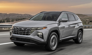 Благодаря батарее на 13,8 кВтч, Tucson PHEV может проехать до 53 км в полностью электрическом режиме. Раньше считалось, что 50 км - это максимум. Имейте в виду, что старший брат Tucson PHEV, Santa Fe PHEV, разделяет эту батарею, но может проехать мак