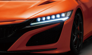 Самая крутая часть этой конкретной модели - это рабочие внешние фонари, включая фары, задние фонари, поворотники и стоп-сигналы. Управление различными фарами осуществляется с помощью небольшого пульта дистанционного управления в форме центральной кон