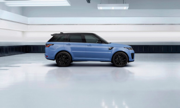 Оба имеют отражающие стеклянные чешуйки, смешанные с базовым слоем, и Land Rover утверждает, что это дает «интенсивный звездный блеск». Третий вариант - матово-черная отделка, и каждый цвет в стандартной комплектации поставляется с контрастной черной