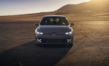 Кроме того, новый Golf GTI оснащен более мощной задней частью и диффузором, расположенным ниже по сравнению с предыдущими моделями, и более мощной выхлопной системой, оканчивающейся патрубками в левом и правом углах автомобиля.