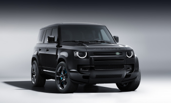 Некоторые из эксклюзивных функций включают в себя накладки на пороги Defender 007 с подсветкой и специально разработанную анимацию запуска интуитивно понятного сенсорного экрана информационно-развлекательной системы Pivi Pro в честь давнего сотруднич