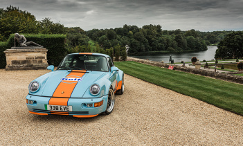 В рамках партнерства Everrati с Gulf International, Porsche Gulf Signature Edition мгновенно узнаваем по хорошо известной оранжевой-голубой окраске гоночных автомобилей Gulf.