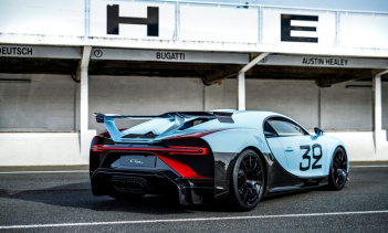 Среди бесчисленных побед Луи Широна была его легендарная победа на Гран-при Франции в 1931 году на Bugatti Type 51 с номером «32». Новый проект был украшен тем же номером, нарисованным полностью вручную, а также были созданы два новых цвета кузова, ч