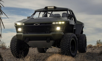 Настоящий автомобиль в конечном итоге позаимствовал рулевое колесо у C8 Corvette и использовал десятиступенчатую автоматическую коробку передач вместо механической коробки передач, но сохранил 6,2-литровый бензиновый двигатель V8 LT4, который выдает 