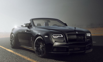 Крылья большего размера освобождают место для значительно более широких колес и шин кастомного Dawn. Для модернизации тюнер установил 22-дюймовые кованые диски с девятью парами двойных спиц и шинами 265/35 ZR 22 спереди и шинами 295/30 ZR 22 сзади. П