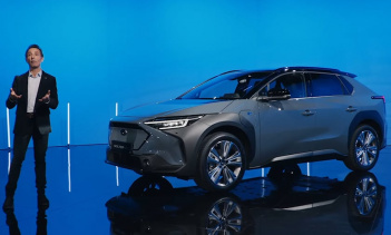 С точки зрения стиля, европейская Solterra выглядит идентично своему американскому аналогу, с короткими передними и задними свесами, расклешенными крыльями, фирменной шестиугольной решеткой Subaru и С-образными светодиодными фарами. 20-дюймовые колес