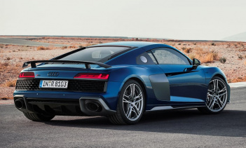 «И, как вы можете видеть по R8 с задним приводом, мы пытаемся привнести «удовольствие от вождения» на передний план [в том, что мы делаем]. Мы стараемся максимально использовать жизненный цикл автомобиля. Сейчас людям нравится R8, и у нас много прода