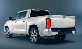 Перед водителем находится 12,3-дюймовый цифровой дисплей, но вы также можете следить за дорогой, так как 10-дюймовый цветной проекционный дисплей также является частью пакета. В центре приборной панели находится большой 14-дюймовый интерфейс, реагиру