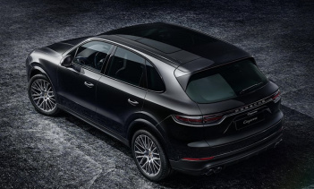 Клиенты по достоинству оценят длинный список дополнительных стандартных функций, таких как светодиодные фары с системой динамического освещения Porsche, панорамный люк на крыше, система объемного звучания Bose, фоновое освещение, регулируемые в 8 нап