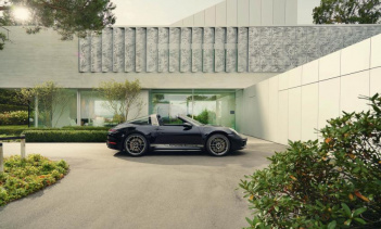 В основе этого совершенно особенного 911 Targa 4 GTS лежит 3,0-литровый оппозитный шестицилиндровый двигатель с двойным турбонаддувом, мощность которого не изменилась по сравнению с обычной моделью, а мощность составляет 473 л.с. и 569 Нм крутящего м