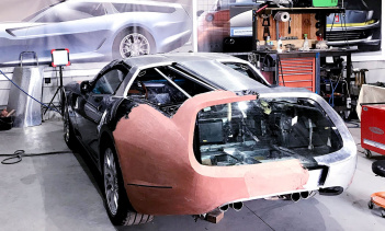 Нильс ван Рой отмечает, что заднюю часть Shooting Brake было особенно сложно сформировать, поскольку классические линии должны были слиться с современной платформой автомобиля. Заднее стекло закреплено глубоко в раме, чтобы еще больше подчеркнуть зад