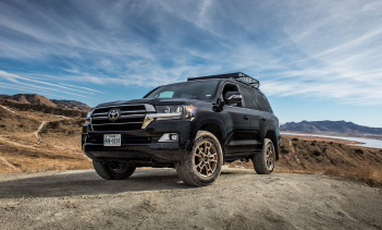 Комплект состоит из новых компонентов для переднего бампера, решетки радиатора, фар, задних фонарей, заднего бампера и задней двери. Компания заявляет, что установка не требует резки или обрезки, и в основном все устанавливается на заводские болтовые