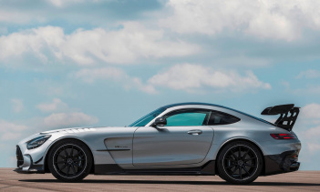 По сути, необходимы были дополнительные модификации, чтобы GT2 RS разгонялся. Mercedes-AMG, не теряя времени, поздравил своего соперника. Это также не позволило Porsche забыть об этих модификациях. «Нас всегда вдохновляла честная конкуренция. Поздрав