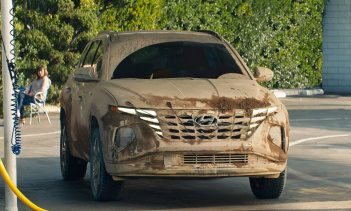 Дизайн-центр Hyundai Design and Technical Center в Ирвине, штат Калифорния, совместно с Sony Pictures создал прочный Tucson Beast (на фото выше) специально для фильма. Он оснащен усиленными бамперами, шинами и другими приспособлениями для бездорожья,