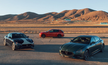 В салоне установлены спортивные сиденья, обтянутые Zegna Pelletessuta (тканая кожа) с отделкой из глянцевой карбоновой саржи. Что касается Ghibli Trofeo, то он имеет окраски Blu Maserati с исторической ливреей Birdcage. Levante Trofeo изображен ниже 